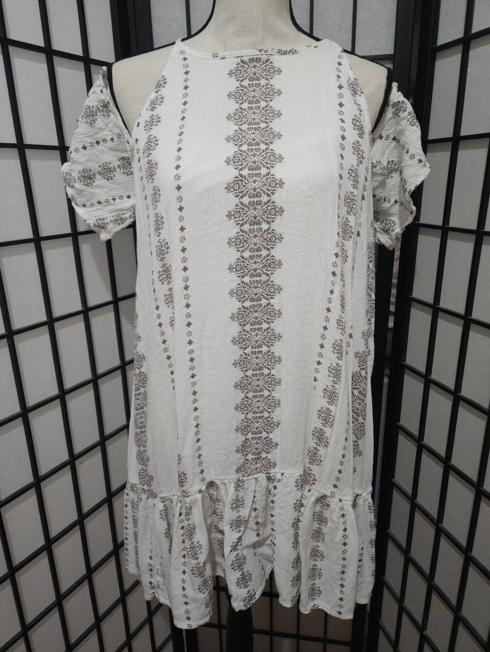 O'Neill Size Large Cold Shoulder White & Gray Tribal Print Mini Dress